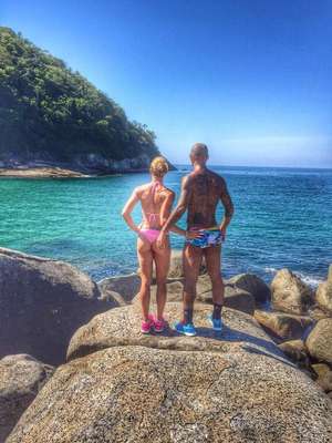 Felipe Melo posa com mulher e "baba": corpão e mãe de 3