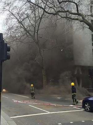 Incêndio obriga 2 mil pessoas a abandonar prédios em Londres