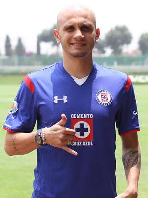 Fábio Santos chega ao México para assinar com Cruz Azul