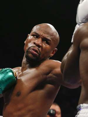 Floyd Mayweather se retira invicto al vencer a Andre Berto