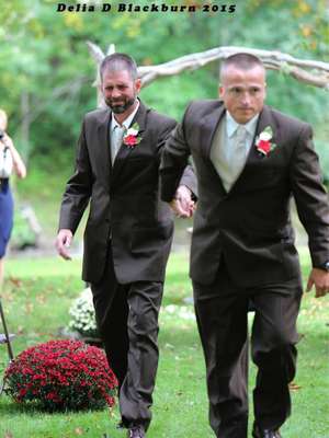 Pai emociona ao surpreender padrasto de sua filha em casório