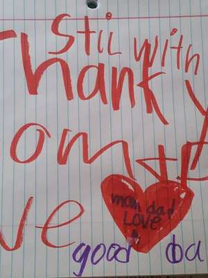 Mãe acha carta de filho após ele morrer: "ainda com vocês"