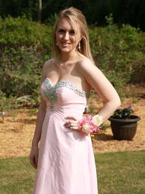 Após tentativa de suicídio, jovem cria petição contra app