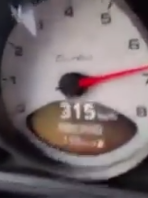Vídeo: Conducía su Porsche a 315 kmh y lo adelantó una moto
