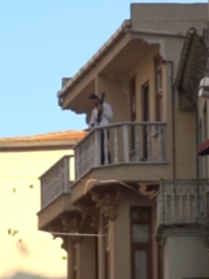 VIDEO: Asalta un banco y 'regala' el dinero en la calle