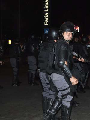 PMs arremessam bombas ao final de protesto em São Paulo