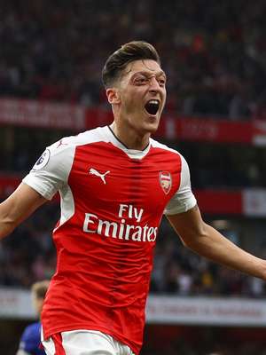 United sonha com meia do Barça e quer tirar Özil de rival