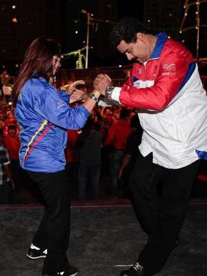 Bailando salsa, Maduro sortea la crisis de Venezuela