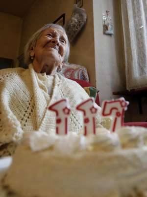 La mujer más vieja del mundo sopla las velas de su 117 ...