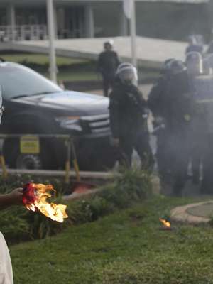 Brasil: Policía choca con manifestantes afuera de Congreso