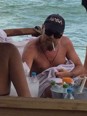 Barbudo, Leonardo DiCaprio se diverte na praia em Trancoso