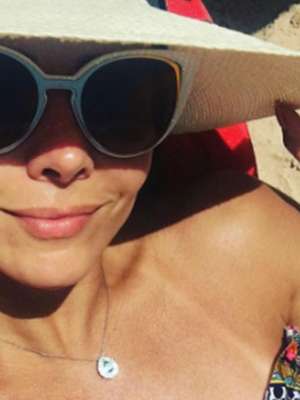 De biquíni, Viviane Araújo exibe barriga chapada na praia