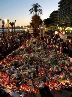 França condecora heróis do atentado de Nice