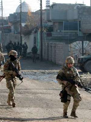 Civis fogem dos combates na cidade iraquiana de Mossul