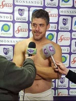 Técnico cumpre promessa e aparece sem roupa em entrevista