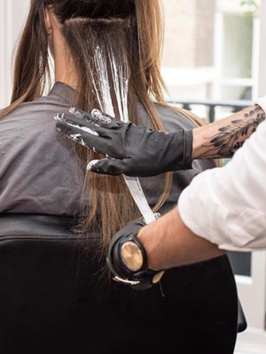 Palm painting: conheça a técnica de tintura com a mão