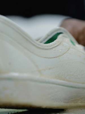 Quer sair, mas o tênis branco está sujo? Saiba como limpá-lo
