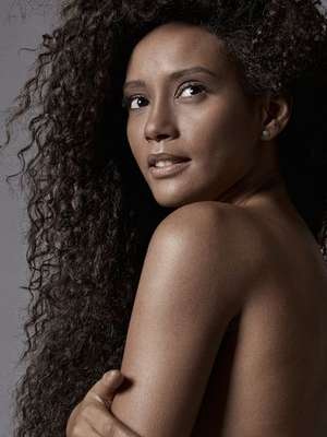 Taís Araújo posa nua e dispensa retoque: "não estou nem aí"