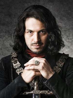 Romulo Estrela se fere em gravação e leva pontos na cabeça