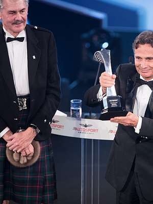 Piquet chora ao receber prêmio pela carreira