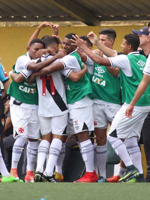 Vasco sofre com grama sintética, mas despacha São Bernardo