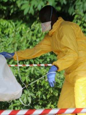 Chegada de ebola a área urbana deixa Congo em alerta