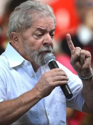 Bolsonaro rebate Lula: "Não concorri porque ele está preso"