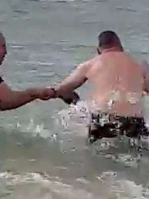 Policiais australianos se atiram ao mar para salvar ...