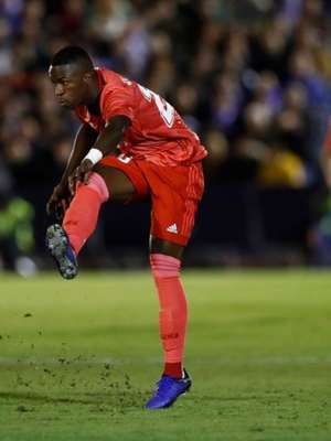 Titular, Vinicius Junior dá assistência em goleada do Real