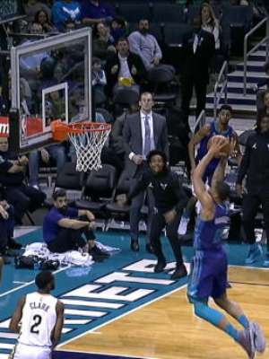 VIRAL: NBA: Monk rouba a bola, usa a tabela e serve para ...