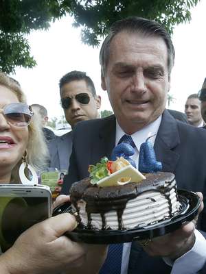 Bolsonaro é homenageado na porta do Palácio do Alvorada