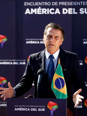 "Ouço qualquer ministro, até a Damares", diz Bolsonaro