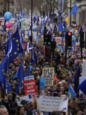 Brexit: centenas de milhares saem às ruas de Londres ...