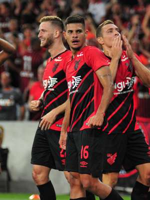 Com três de Marco Ruben, Athletico atropela o Boca na ...