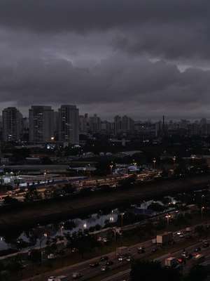 Com escuridão atípica, dia vira noite em São Paulo