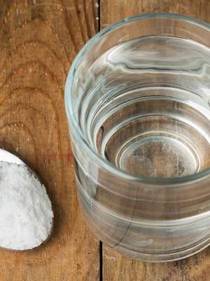 É verdade que fazer gargarejo com água e sal cura dor de ...