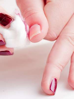 O que é melhor usar: acetona ou removedor de esmaltes?