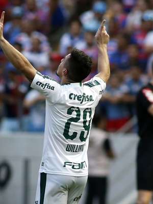 Palmeiras bate Fortaleza e segue na cola do líder Flamengo