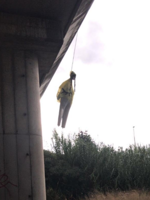 Fantoche de Greta Thunberg é 'enforcado' em viaduto de Roma