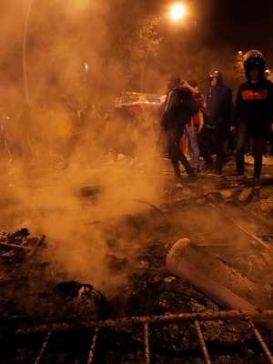 Manifestantes catalães incendeiam carros em Barcelona