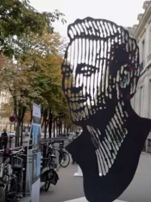 Neymar é homenageado com escultura em Paris
