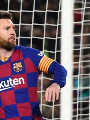 Com hat-trick de Messi, Barcelona bate o Celta e segue ...