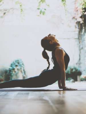 8 posturas de yoga para incluir na rotina
