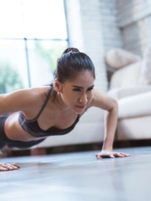 Treino bootcamp para fazer em casa: trabalhe o corpo todo
