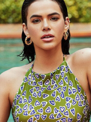 Marquezine e Patricia Poeta aderem a corações na moda praia