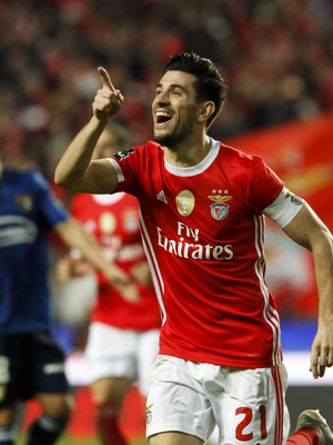 Benfica goleia Famalicão e dispara na liderança do Português