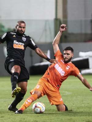 Atlético-MG para na retranca do Coimbra e só empata