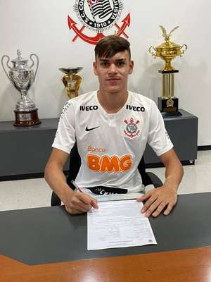 Zagueiro de 16 anos assina primeiro contrato com o ...