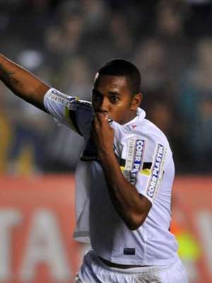 Peres nega negociação com Robinho e cita dívida de R$ 1 mi