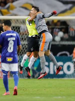 Victor comemora defesas decisivas para a vitória do ...